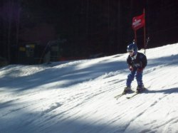 Bild: Kind beim Skifahren